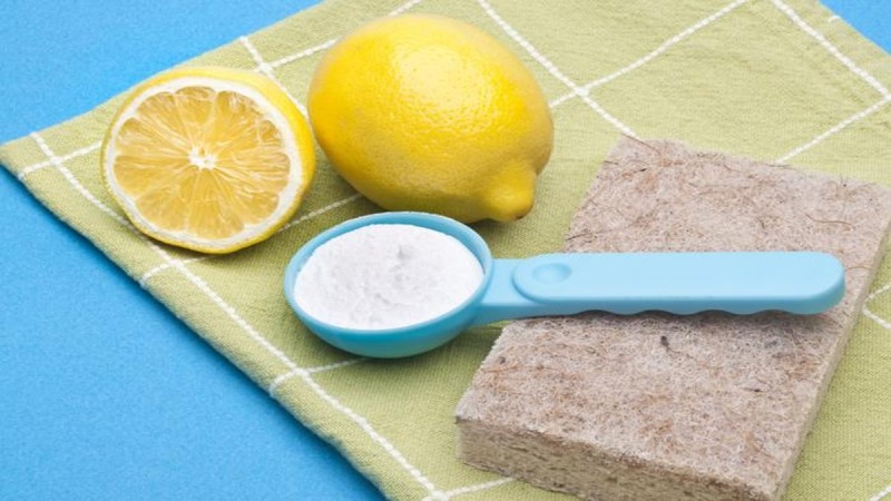 Το μυστικό των γιαγιάδων: Ο πιο αποτελεσματικός τρόπος για να καθαρίσετε τον φούρνο με λεμόνι
