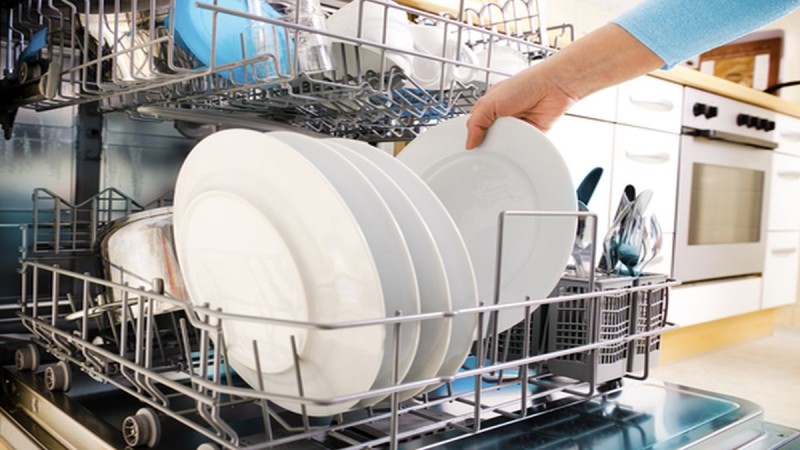 Το οικολογικό κόλπο με 2 υλικά για να μοσχοβολά πάντα το πλυντήριο πιάτων