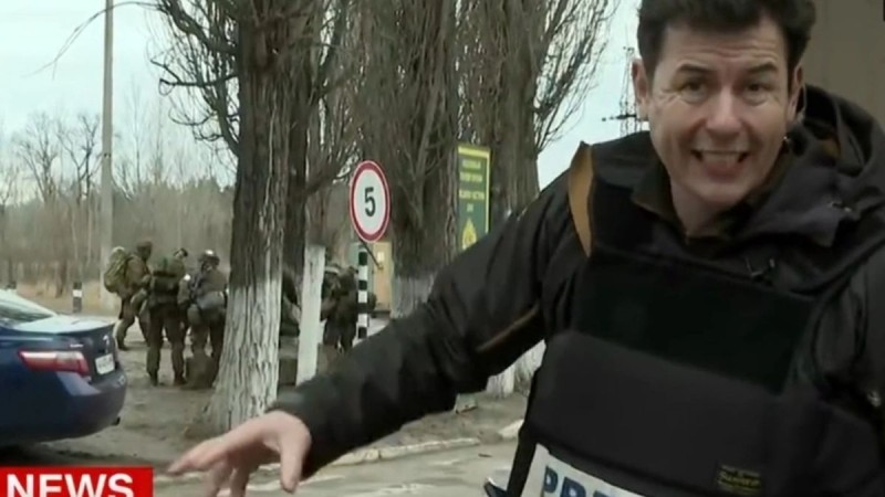 Η σοκαριστική στιγμή που δημοσιογράφος πέφτει πάνω σε Ρώσους εισβολείς (video)