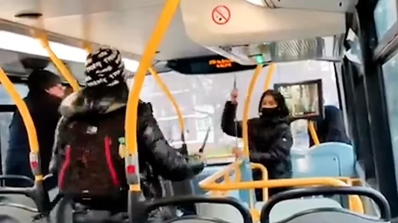Ξέφυγε τελείως η κατάσταση - Σάλος με μικρά παιδιά που παλεύουν με μαχαίρι και σπαθί μέσα σε λεωφορείο! (photos-video)