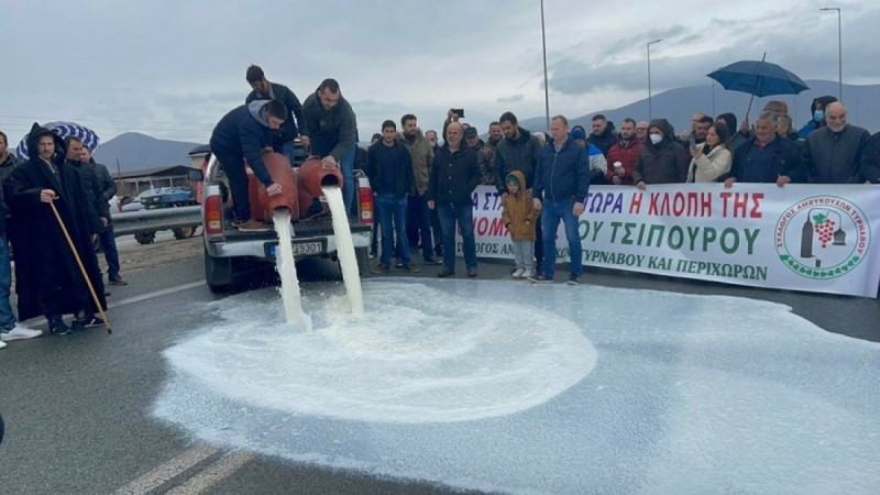 Αγρότες - Ζητούν συνάντηση με Μητσοτάκη: To γάλα που έχυσαν στην Εθνική Οδό και η απειλή για κλείσιμο των δρόμων (video)