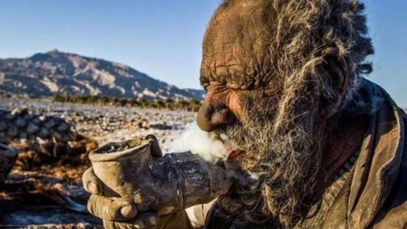 Εικόνες σοκ: Αυτός είναι ο πιο βρώμικος άνθρωπος στον κόσμο - 67 χρόνια άπλυτος, τρώει ψοφίμια και καπνίζει περιττώματα!