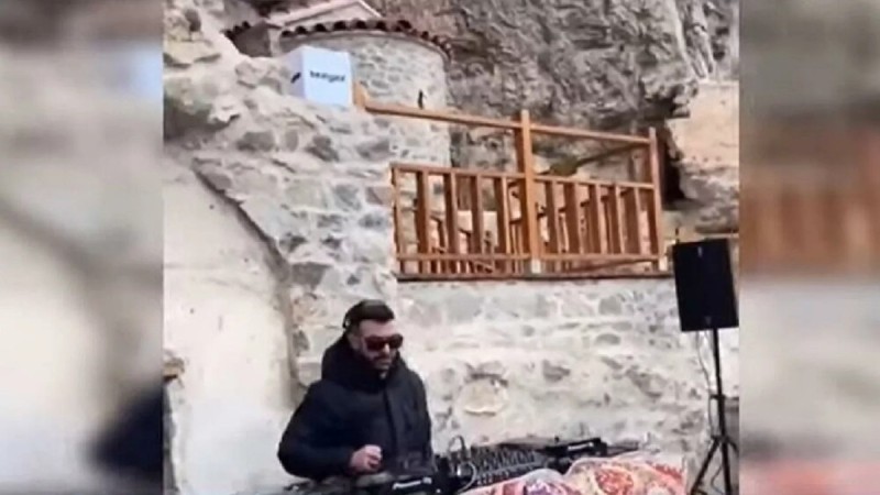 Παναγιά Σουμελά: Αυτός είναι ο DJ που προκάλεσε σάλο και έντονες αντιδράσεις με το «rave party» (video)