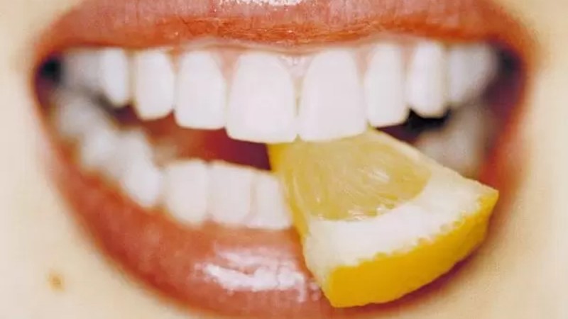 Θαυματουργό λεμόνι: Έτριβε κάθε πρωί τα δόντια της με μια φλούδα - Μόλις δείτε το αποτέλεσμα θα ενθουσιαστείτε