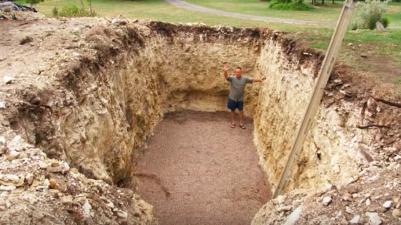 Έσκαβε για μήνες αυτήν την τρύπα στον κήπο του και όλοι τον κορόιδευαν - Όταν είδαν σε τι την μετέτρεψε, πάγωσαν! (video)