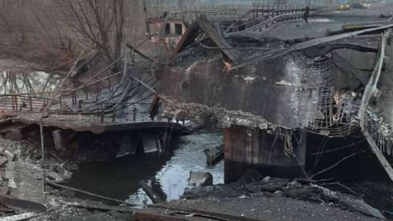 Πόλεμος στην Ουκρανία: Ανατίναξαν γέφυρα για να μην περάσουν ρωσικά τανκς (photos)