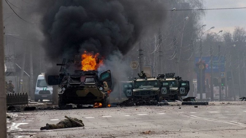 Εισβολή στην Ουκρανία: Τεράστια ρωσική φάλαγγα κινήθηκε προς το Κίεβο – Η εικόνα της πρωτεύουσας τη στιγμή που άρχισαν οι διαπραγματεύσεις
