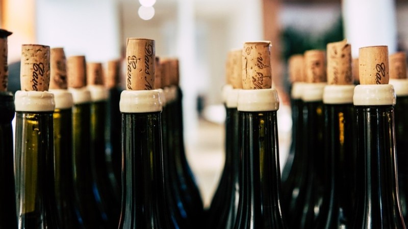 Ο πιο εύκολος τρόπος για να κλείσετε ένα μπουκάλι κρασί - Πώς μπαίνει ξανά ο φελλός