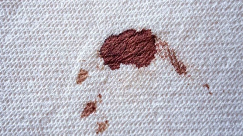 Λεκές από αίμα στα ρούχα: 6+1 αποτελεσματικοί τρόποι για να τον αφαιρέσετε