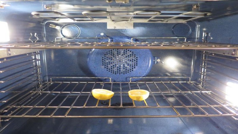 Το μυστικό των γιαγιάδων: Ο πιο αποτελεσματικός τρόπος για να καθαρίσετε τον φούρνο με λεμόνι
