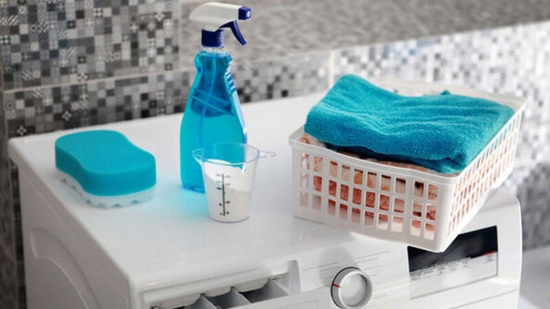 Έτσι θα σκοτώσετε τα μικρόβια στο πλυντήριο μ’ ένα υλικό που έχετε στην κουζίνα σας