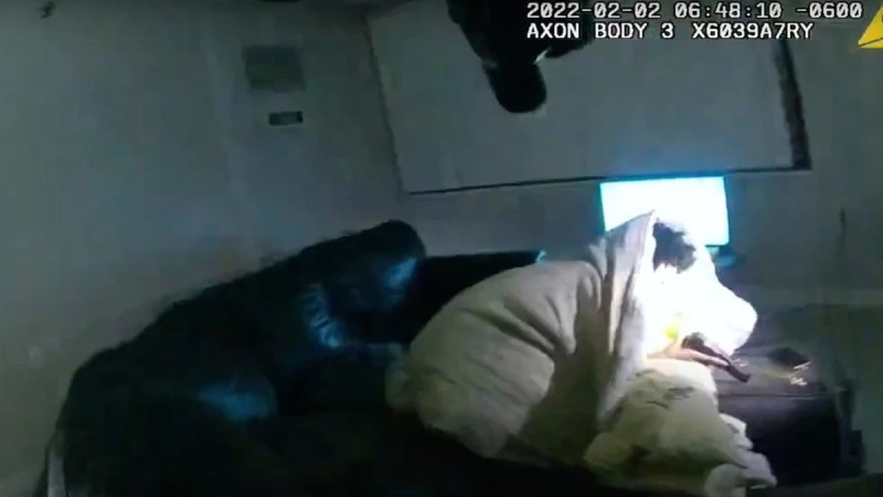 Σοκαριστικό βίντεο από τη στιγμή που αστυνομικοί εκτελούν 22χρονο σε έφοδο σε διαμέρισμα