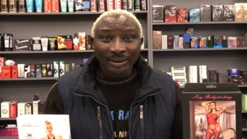 Θυμάστε τον Πάτρικ Ογκουνσότο από το Survivor Ελλάδα - Τουρκία; Διαφημίζει sex shop