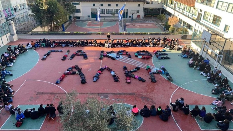 Θεσσαλονίκη - «Για κάθε Άλκη»: Το συγκινητικό μήνυμα μαθητών με τις τσάντες τους για τη δολοφονία του 19χρονου