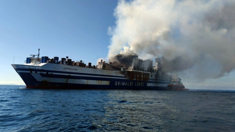  Φωτιά στο Euroferry Olympia: Ρυμουλκείται προς την ακτή - Δεν μπορούν να ανέβουν οι διασώστες