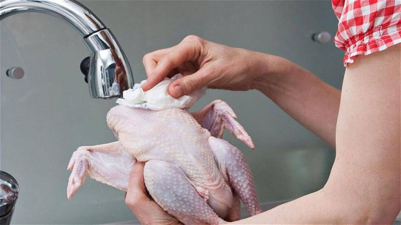 Κίνδυνος! Για αυτό δεν πρέπει να πλένετε το κοτόπουλο στο νεροχύτη