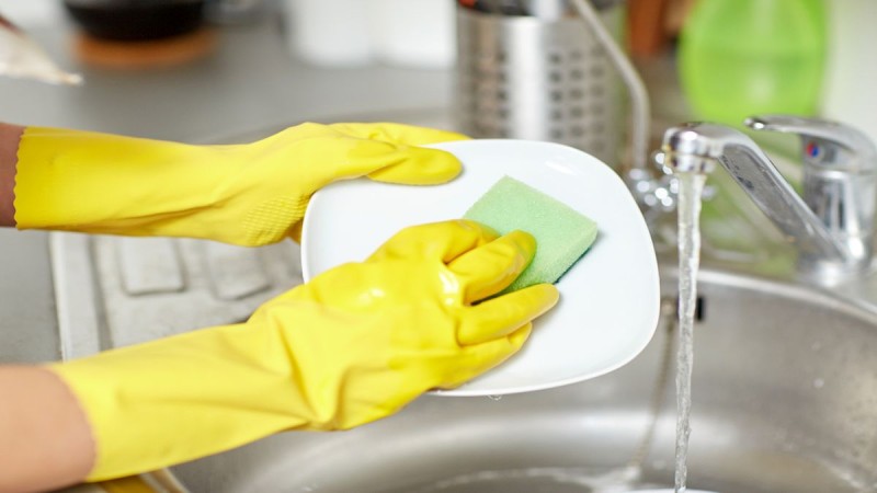 Δεν είναι μόνο για πλύσιμο πιάτων! Πανέξυπνοι τρόποι για να αξιοποιήσετε το σφουγγάρι κουζίνας