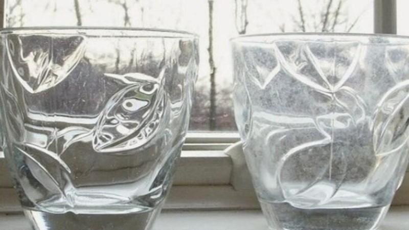 Θαμπά ποτήρια: Τα 3 μυστικά κόλπα για να λάμπουν μετά το πλυντήριο πιάτων
