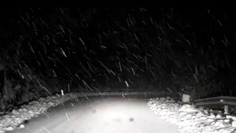 Κακοκαιρία: Χιονοκαταιγίδα σε περιοχές της Αττικής - Ποια σημεία ντύνονται στα λευκά (video)