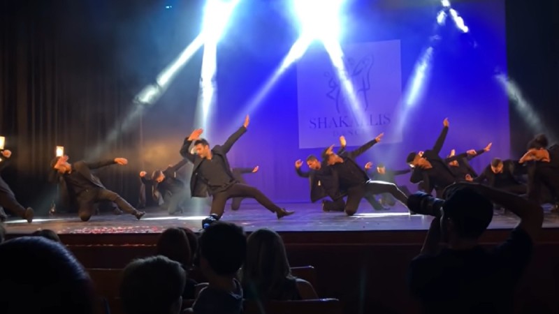 Η χορογραφία ζεϊμπέκικου που έχει ξετρελάνει το διαδίκτυο (Video)
