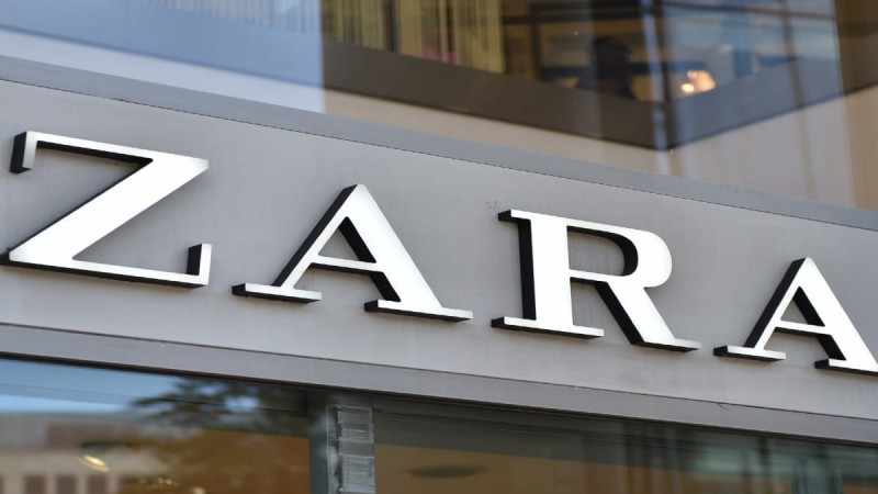 Χαμός στα Zara: Το παντελόνι με εφέ δέρματος που φοράνε όλα τα fadhion girls και κοστίζει μόλις 15,99 €