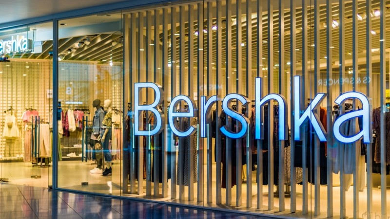 Χαμός στα Bershka: Αυτό είναι το απόλυτο τζιν τζάκετ για τη φετινή άνοιξη και κοστίζει μόνο...