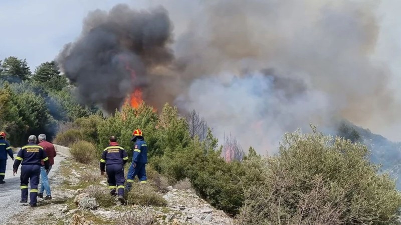 Μεγάλη φωτιά στη Σάμο - Αίτημα να εκκενωθεί προληπτικά το χωριό Βουρλιώτες