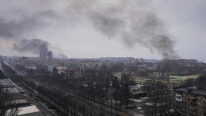 Πόλεμος στην Ουκρανία: Νέα αεροπορική επίθεση στη Μαριούπολη - Οι βόμβες χτυπούν σπίτια