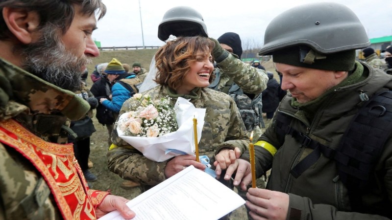 Δεν τους λύγισε ο πόλεμος στην Ουκρανία: Ζευγάρι παντρεύτηκε στο μέτωπο με στολές παραλλαγής