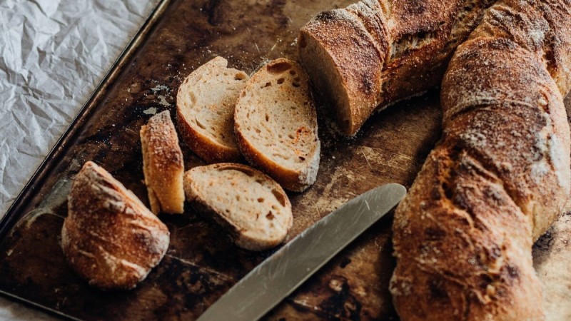 Μπαγιάτικο ψωμί: Έτσι θα το κάνεις ξανά φρέσκο (Video)