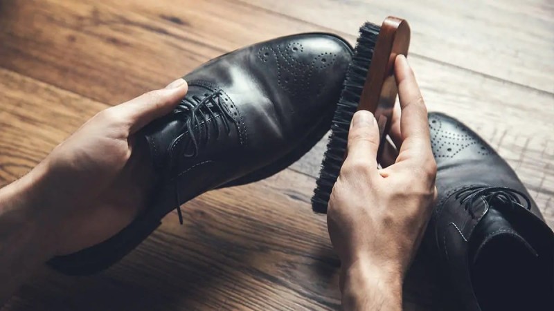 Δερμάτινα παπούτσια: Καθαρίστε τα γρήγορα χωρίς κόπο με αυτό τον τρόπο