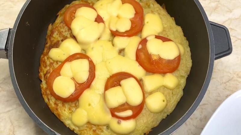 Πίτσα πατάτας με αυγά και τυρί στο τηγάνι έτοιμο σε 10'