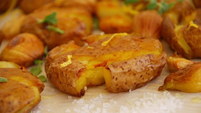 Τσακιστές πατάτες φούρνου: Πεντανόστιμες και έτοιμες σε 15 λεπτά