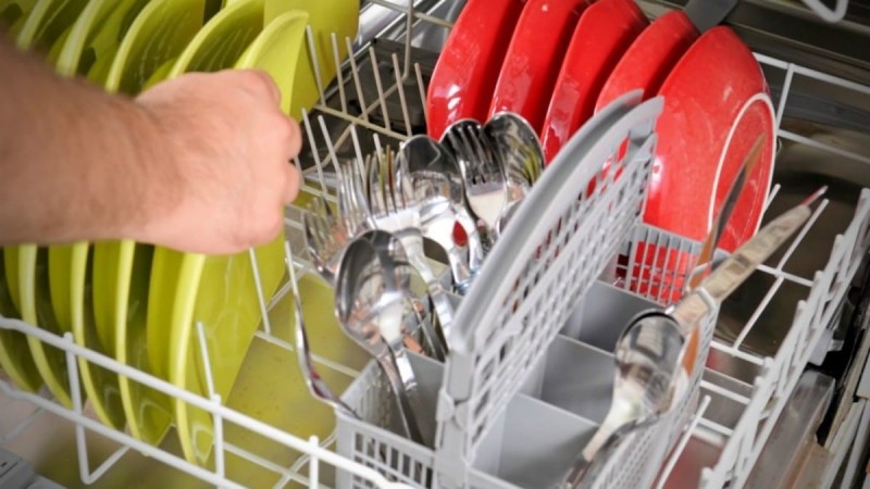 Ξεπλένετε τα πιάτα σας πριν τα βάλετε στο πλυντήριο; Μην το κάνετε ποτέ ξανά!