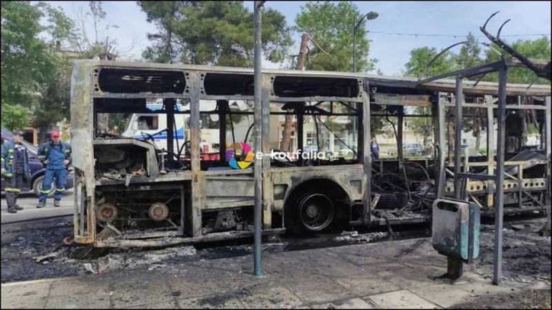 Θρίλερ στη Θεσσαλονίκη: Λεωφορείο τυλίχθηκε στις φλόγες - Πρόλαβαν να πηδήξουν επιβάτες και οδηγός