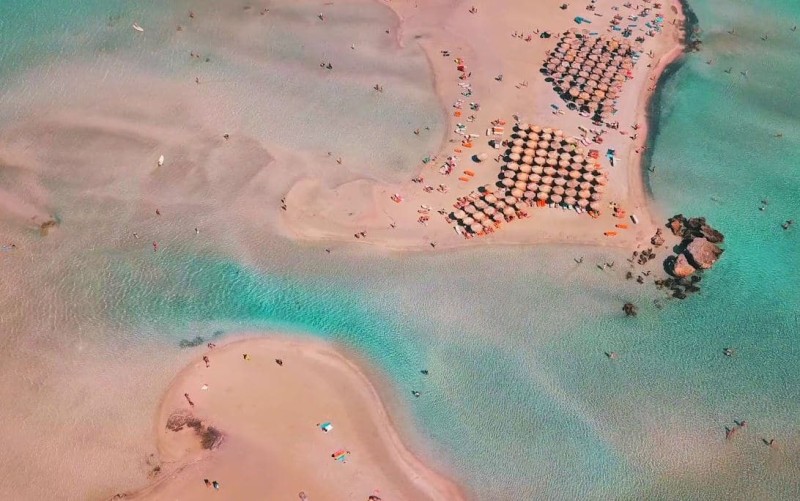 Παράδεισος: Το μικρό ελληνικό νησί με τα τιρκουάζ νερά και τις λευκές και ροζ αμμουδιές