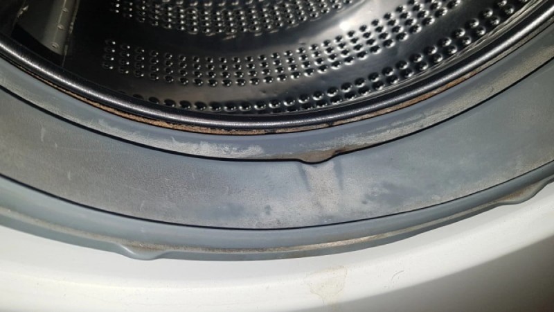 Πανεύλοκο και θαυματουργό: Αυτό είναι το κόλπο με τα 2 υλικά για να εξαφανιστεί η μούχλα στο πλυντήριο