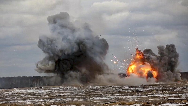 Επίθεση των Ουκρανών σε ρωσικό έδαφος; «Oυκρανικά ελικόπτερα χτύπησαν δεξαμενές καυσίμων στην Μπελγκορόντ», λέει η Μόσχα - Μαίνεται μεγάλη φωτιά (video)