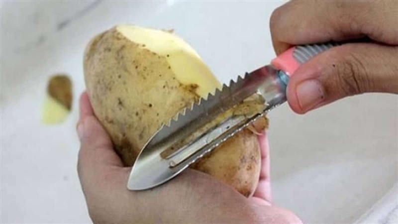 Μην πετάτε ποτέ τις φλούδες από τις πατάτες που καθαρίζετε - Κάνουν θαύματα!