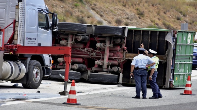 Σοβαρό ατύχημα με νταλίκα στην Αθηνών-Κορίνθου: Μετ’ εμποδίων κινούνται τα οχήματα