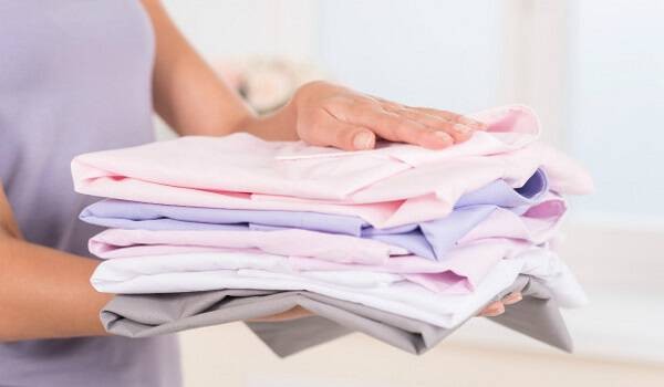  'Σιδερώστε' τα ρούχα σας χωρίς σίδερο με 3 πανέξυπνα κόλπα