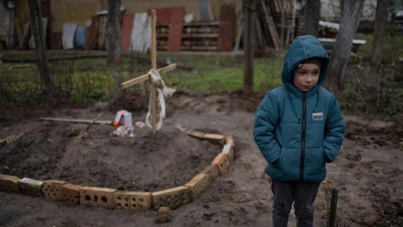 Πόλεμος στην Ουκρανία: Στοιχειώνει τους πάντες - Η φωτογραφία του εξάχρονου που κλαίει δίπλα στον τάφο της μητέρας του