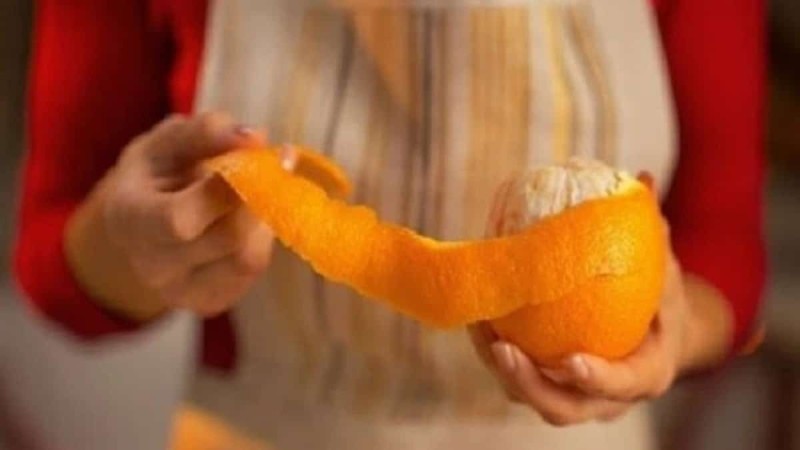 Αδιανόητο: Δείτε τι θα συμβεί αν βάλετε μια φλούδα πορτοκαλιού στον φούρνο σας!