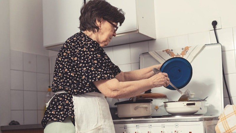 Γιαγιά πως το έκανες; Έτσι έδιωχνε την σκουριά από τα κουζινικά σκεύη