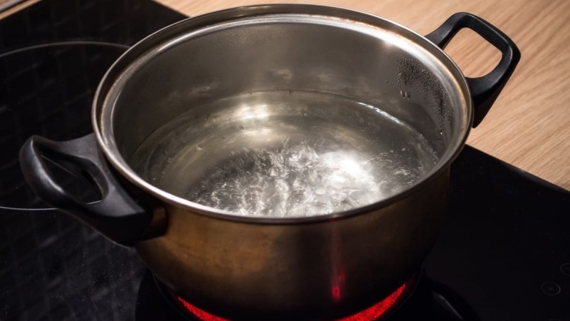 Ρίχνει μαγειρική σόδα σε βρασμένο νερό - Μόλις μάθετε γιατί θα το κάνετε και εσείς