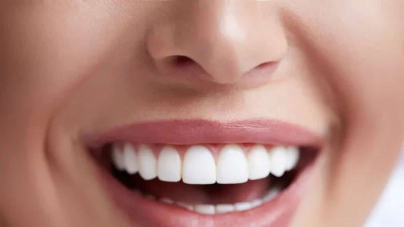  Λευκά δόντια με δύο υλικά που θα βρεις στο ντουλάπι του σπιτιού σου