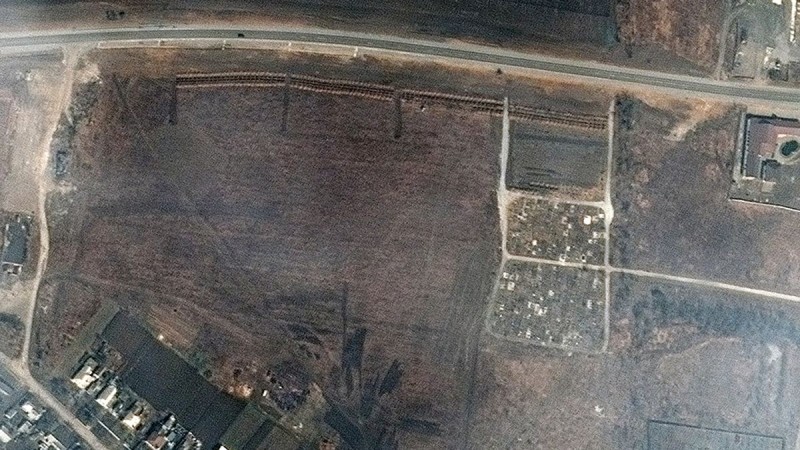 Πόλεμος στην Ουκρανία: Αυξάνονται δραματικά οι νεκροί στη Μαριούπολη - Δορυφορικές εικόνες δείχνουν μαζικό τάφο