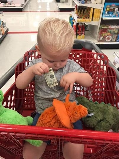 Μια βδομάδα μετά τον θάνατο του δίχρονου εγγονού του, ο παππούς έπαθε σοκ όταν είδε τι είχε ο μικρός μέσα στο καλάθι με τα ψώνια!