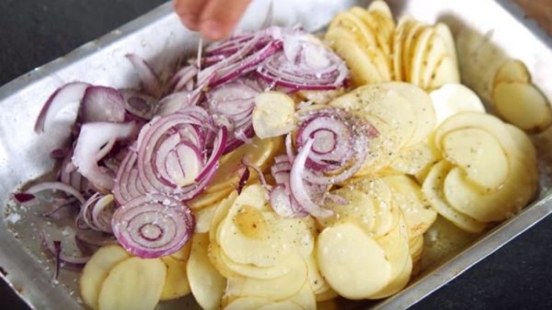 Γεμίζει ένα ταψί με πατάτες & κρεμμύδια και το βάζει στο φούρνο - Όταν το βγάλει, θα σας ανοίξει την όρεξη!