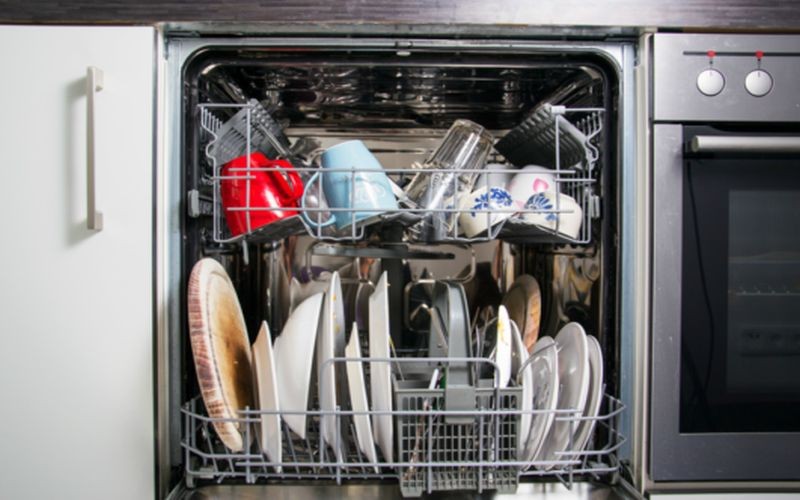 Το μεγάλο λάθος που κάνετε με το πλυντήριο πιάτων - 5 βήματα για σωστή διαχείριση